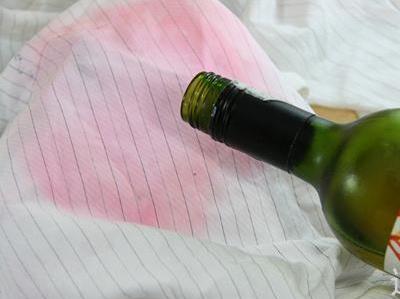 紅酒到白衣服上怎么辦？