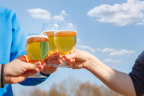 喝啤酒肚子脹怎么辦？喝啤酒不容易醉的訣竅是什么？