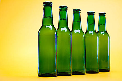 啤酒瓶為什么大多都是綠色的？綠色啤酒瓶成本更低。