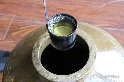發(fā)黃的醬香酒是陳年酒嗎？發(fā)黃并不能判斷醬香酒是否陳年。