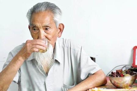老年人喝什么酒比較健康？飲酒以后補(bǔ)充維生素B。