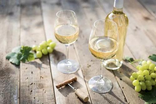 夏天應(yīng)該喝什么葡萄酒？夏天適合喝白葡萄酒
