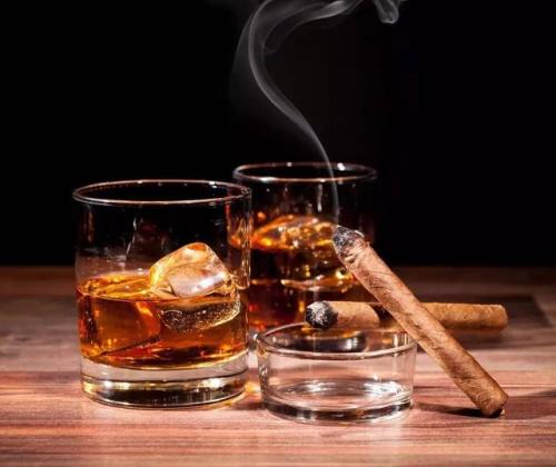 喝洋酒應(yīng)該用什么杯子？洋酒的酒杯應(yīng)該怎么拿？