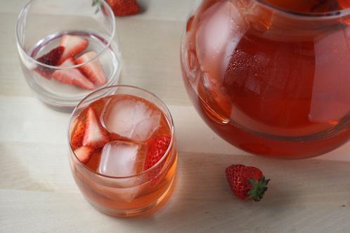 玫瑰花露酒有什么功效？玫瑰花露酒的做法是什么？