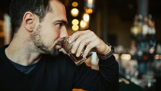 不同年齡段的男人適合喝什么酒？男人應該喝什么酒？