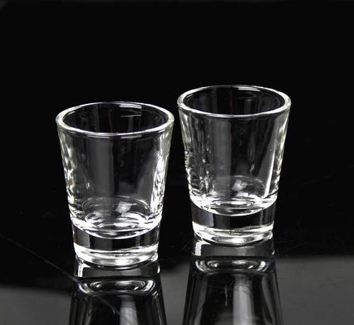 白酒杯的容量是多少？白酒杯和香檳杯有什么區(qū)別？