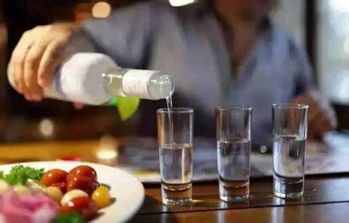 為什么喝酒前要放在手上搓？手搓白酒可以鑒別糧食酒。