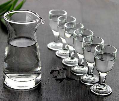 茅臺(tái)酒送的小酒杯有什么作用？喝白酒要用什么酒杯？