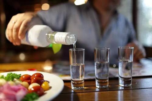 啤酒和白酒一起喝會(huì)怎么樣？白酒和啤酒一起喝怎么解酒？
