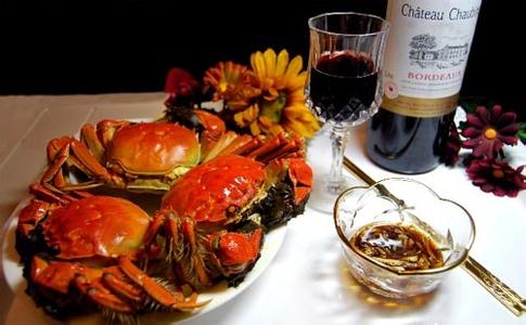 吃大閘蟹可以喝紅酒嗎？吃大閘蟹可以喝干白嗎？