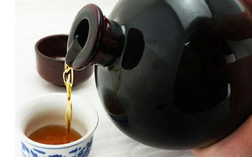 黃酒變酸以后可以當(dāng)做醋嗎？黃酒變酸以后不能繼續(xù)使用。