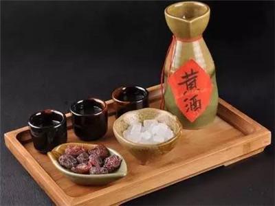女人什么時候喝黃酒比較好？女人來月經(jīng)或者生小孩期間可以喝黃酒嗎？