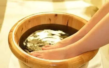 白酒泡腳有什么好處？白酒泡腳有什么注意事項？