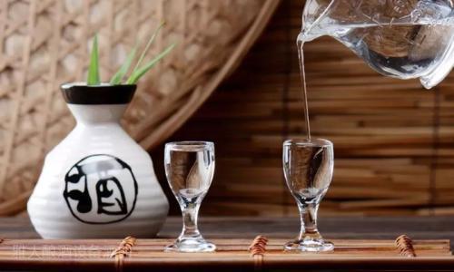 不同種類的白酒可以混著喝嗎？不同種類的白酒不建議混合喝。