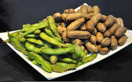 毛豆和啤酒可以一起吃嗎？毛豆和啤酒長期吃會導(dǎo)致關(guān)節(jié)變形。
