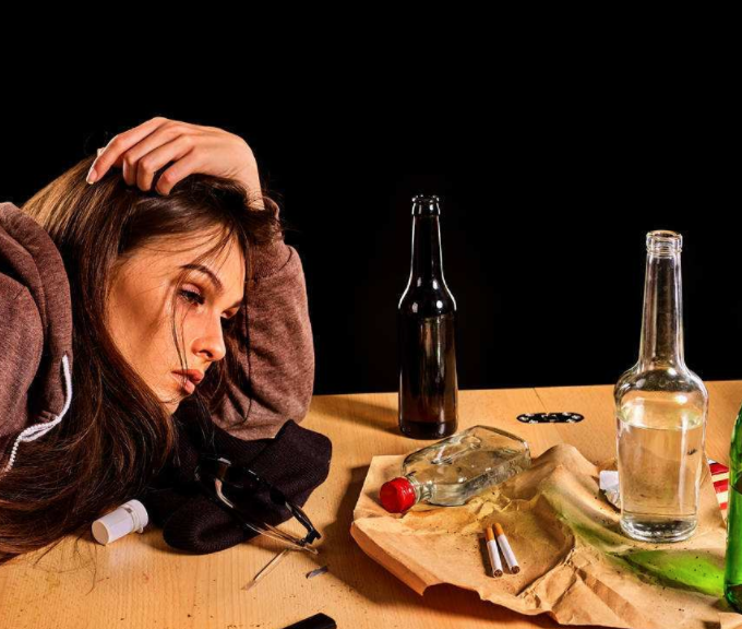 女性經(jīng)期可以喝啤酒嗎？經(jīng)期喝酒有什么危害？