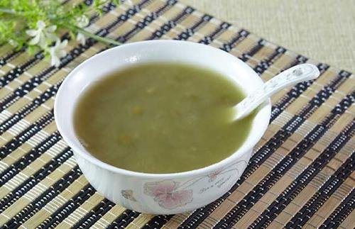 喝啤酒可以喝綠豆湯嗎？綠豆湯和啤酒不能和什么一起吃？