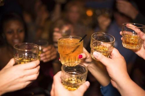 喝啤酒真的可以豐胸嗎？喝啤酒可以豐胸。