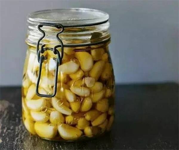 大蒜泡酒可以放冰糖嗎？可以治腳氣嗎？