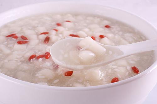 米酒煮無(wú)花果可以下奶嗎？產(chǎn)婦吃酒釀下奶危害多。