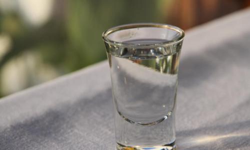 白酒是屬于寒性還是熱性？白酒屬于寒性食物。