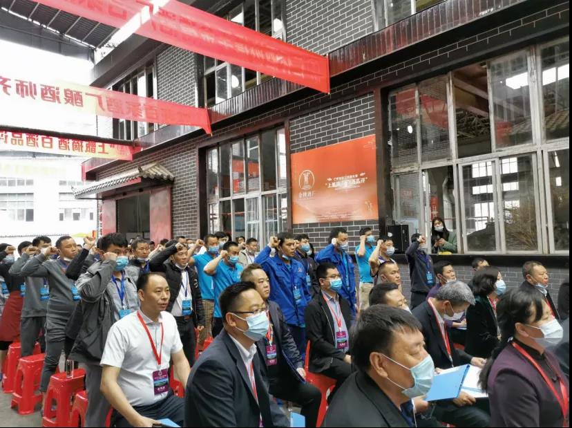 用技藝捍衛(wèi)醬香白酒熱！仁懷產(chǎn)區(qū)借“上甑摘酒”技能大賽傳承匠心