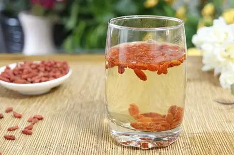 枸杞泡酒喝多了有什么害處？過量喝枸杞酒的危害
