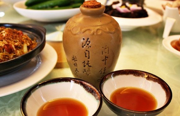 每天晚上睡前喝點(diǎn)黃酒好嗎？睡前喝黃酒有什么好處和壞處？