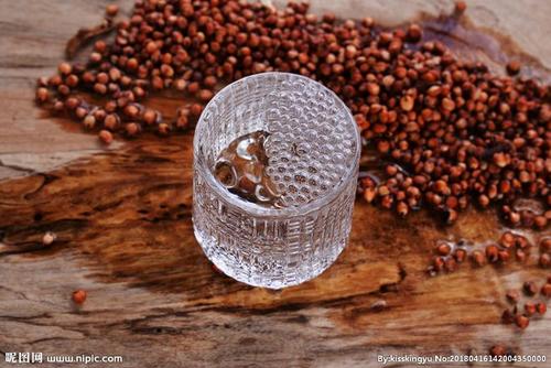 如何根據(jù)酒花大小判斷白酒度數(shù)？酒花越大消散越快度數(shù)越高。