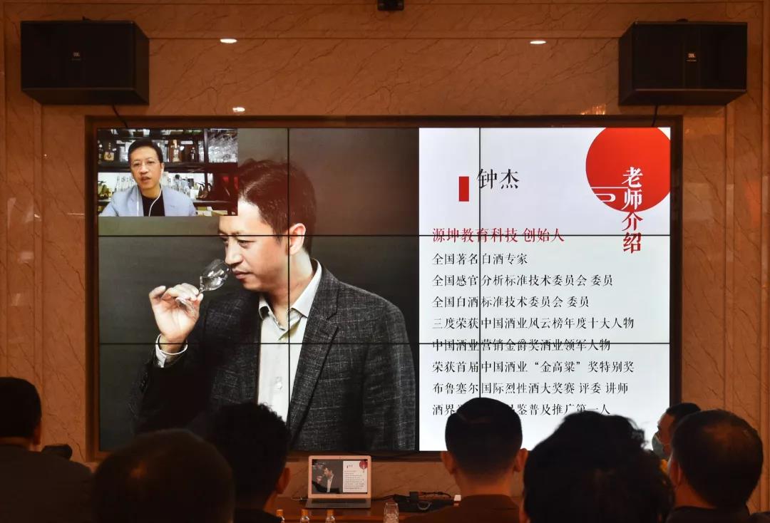 引近萬(wàn)人圍屏熱議醬酒，龍國(guó)宴直播首秀，不只是走紅？