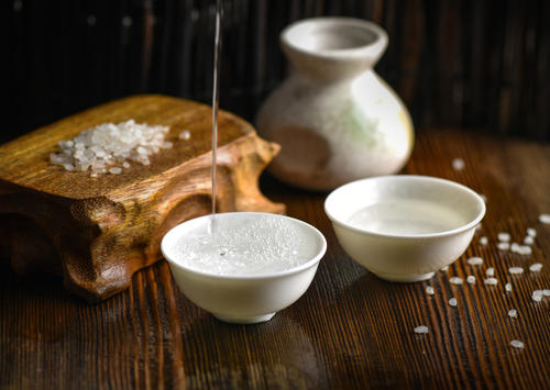 液態(tài)發(fā)酵法白酒是勾兌酒嗎？液態(tài)發(fā)酵法白酒是純糧酒。