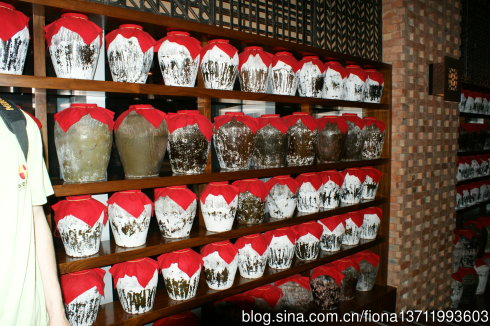 醬酒為什么要用瓷瓶裝？醬酒可以用透明玻璃瓶裝嗎？
