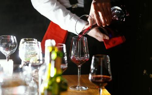 一瓶紅酒等于多少白酒多少啤酒？算一算就知道了