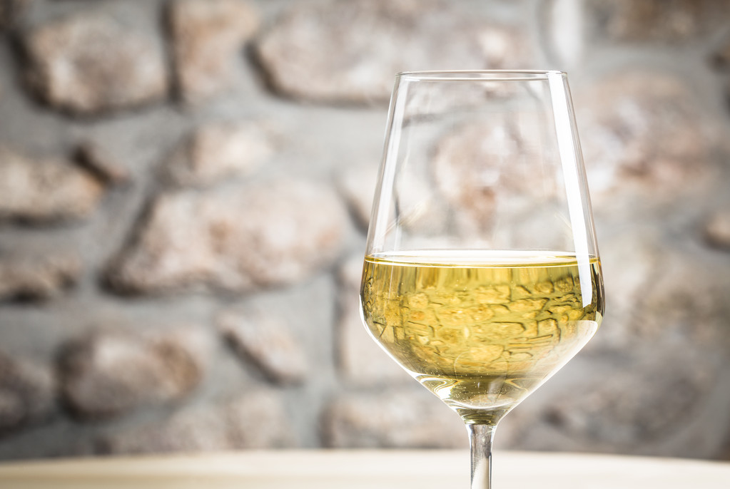 女人喝白葡萄酒有什么好處？女人喝白葡萄酒的5個好處