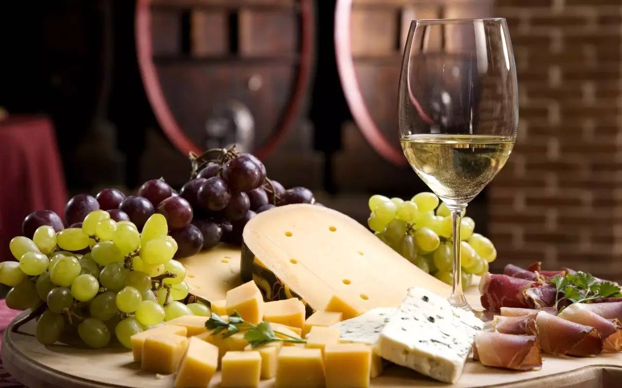 白葡萄酒什么場合喝？白葡萄酒適合哪個用餐環(huán)節(jié)？