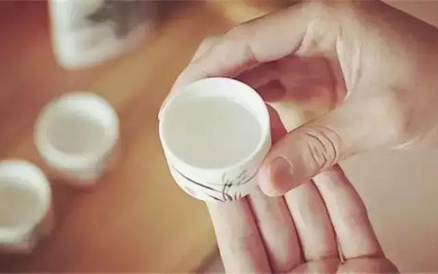 一天喝多少白酒合適什么時(shí)間喝最佳？你了解了嗎？