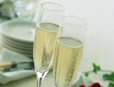 起泡酒跟什么食物搭配最好？起泡酒的真正喝法