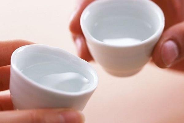 喝白酒要用什么杯子？在家喝酒該準(zhǔn)備怎樣的杯子