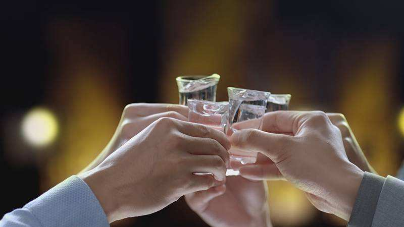 為什么中國人喜歡喝白酒？喝白酒有什么好處和危害？