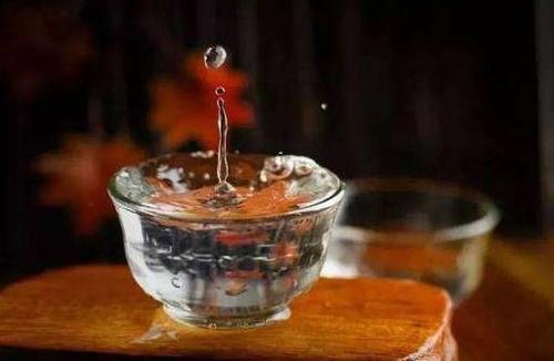 白酒和胡蘿卜一起有什么危害？白酒和胡蘿卜一起吃加重肝臟負(fù)擔(dān)。