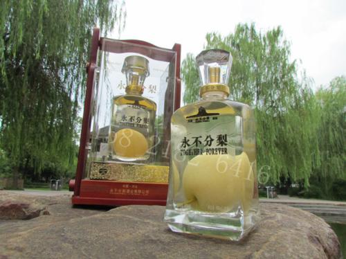 永不分梨白酒是什么？永不分梨的梨是怎么放到酒瓶中的？