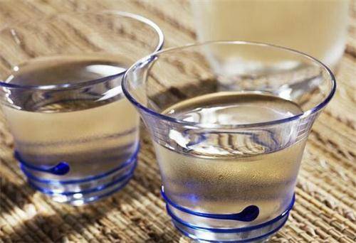 白酒放冰箱冷凍會結(jié)冰嗎？白酒放冰箱會爆嗎？
