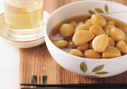 大蒜泡酒有什么功效？大蒜泡酒適合什么人喝？