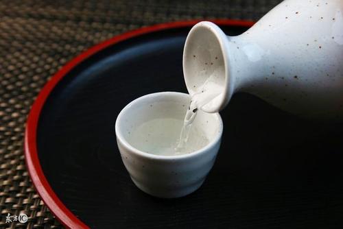白酒加了白砂糖是什么酒？加了白砂糖的白酒屬于配制酒。