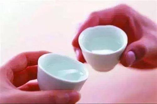 白酒加熱多少度比較好？白酒加熱30~40°C即可.