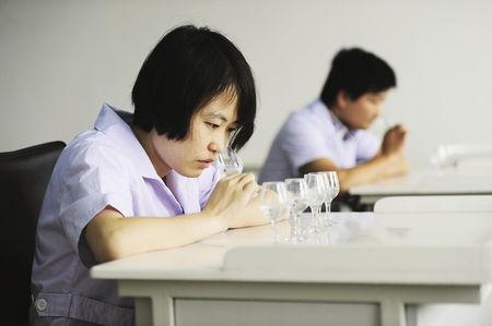 空杯聞香的方法是什么？如何通過空杯留香判斷白酒質(zhì)量？