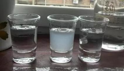 低度白酒產(chǎn)生渾濁的原因是什么？白酒有渾濁還可以喝嗎？