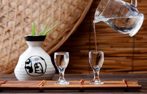 為什么同樣的白酒喝起來味道不一樣？溫度如何影響白酒的味道？