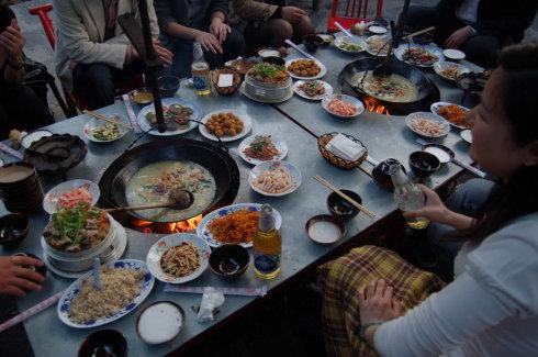 為什么喝白酒要吃菜喝洋酒不用吃菜？為什么喝洋酒要加冰塊？