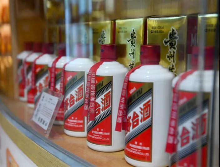 黃?；ㄊ教?499飛天茅臺酒，每天組織當?shù)厝藛T往返茅臺、廣州